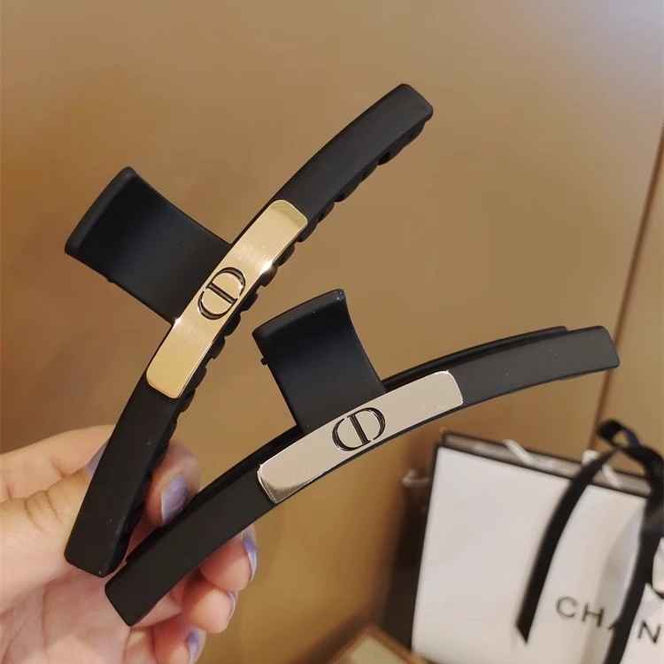 Màu đen mờ chữ cái lớn Hàn Quốc 13cm một kẹp tóc Cá Mập thời trang nữ