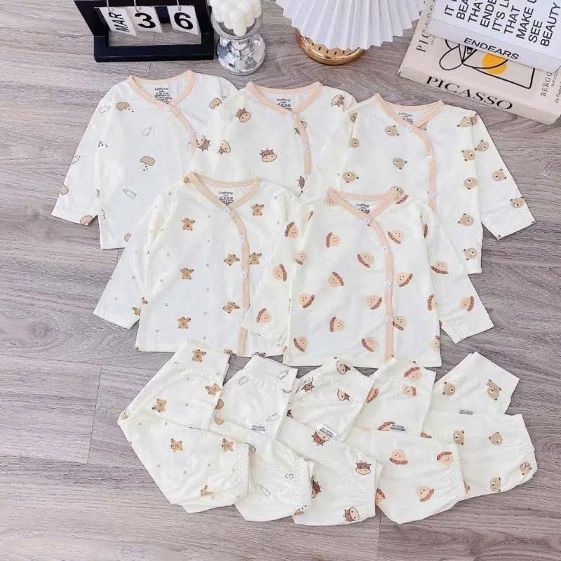 Bộ Dài Tay Sơ Sinh Phối Viền Be Vải Thun Lạnh Peptit Mềm Mại Nền Kem Họa Tiết Đáng Yêu Cho Bé 3-9kg