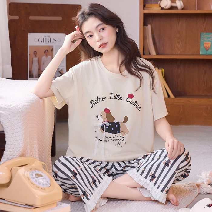 Bộ đồ ngủ nữ 3/4 tay ngắn, cotton nguyên chất với họa tiết kẻ sọc dễ thương, phù hợp mặc ở nhà mùa hè.