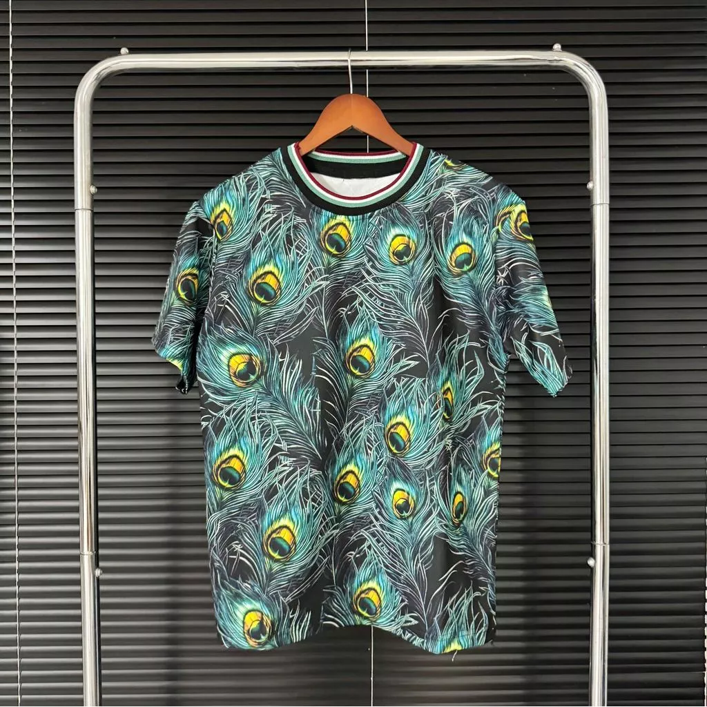 Bộ Quần Áo In Họa Tiết 3D Lông Công ,Cổ Bo Dệt, Có Logo Kim Loại Nam Menswear
