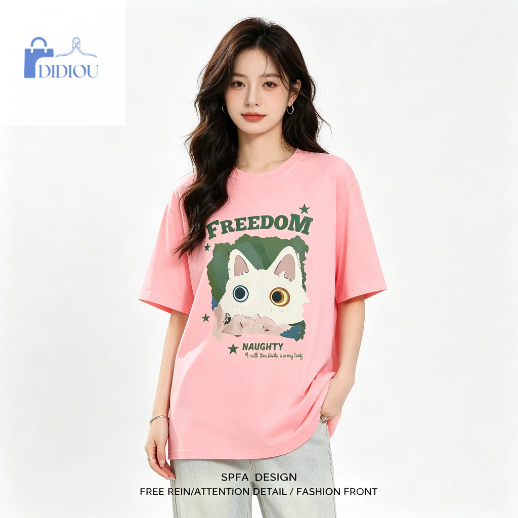 Áo thun nữ với họa tiết mắt mèo hai tông màu thời trang, mang phong cách preppy, giản dị kiểu Mỹ.