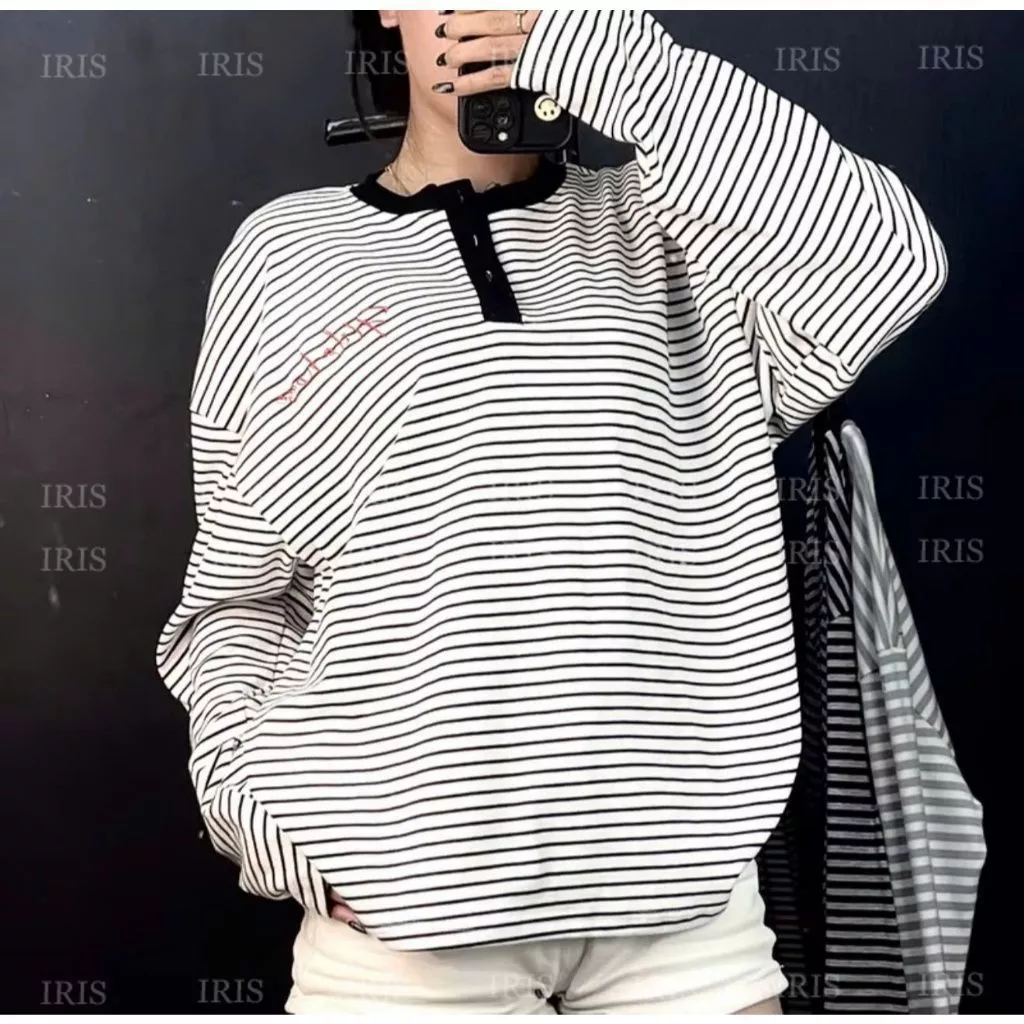Áo Thun Nam Nữ Kẻ Sọc Ngang Tay Dài Form Rộng – Áo Phông Cổ Tròn Unisex Sleeve Boxy Có Cúc Cài In Chữ Hila