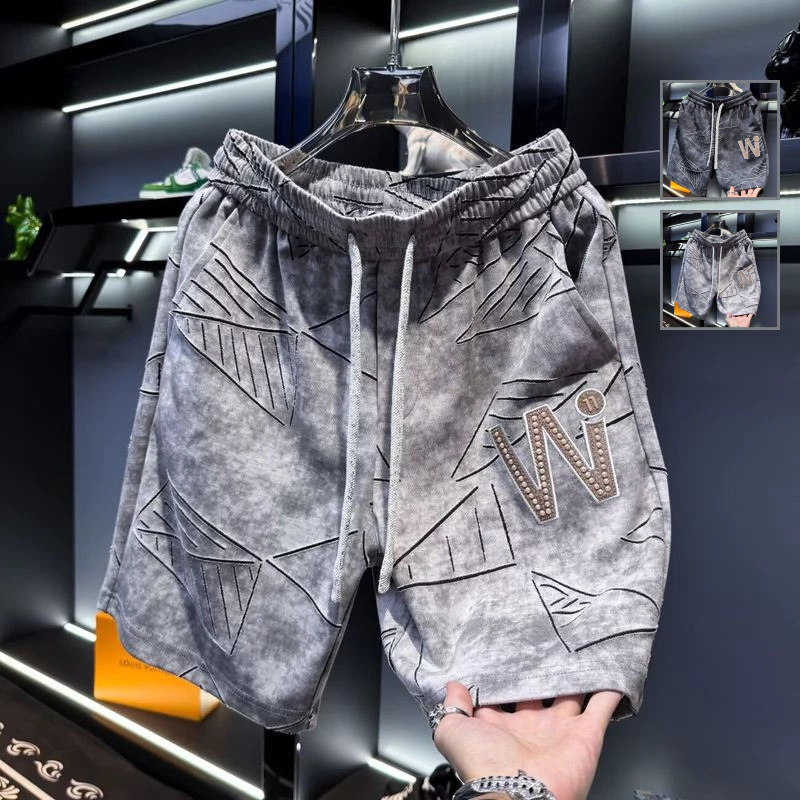Quần short nam dáng rộng vừa vặn với dây thắt lưng co giãn và chi tiết đính cườm