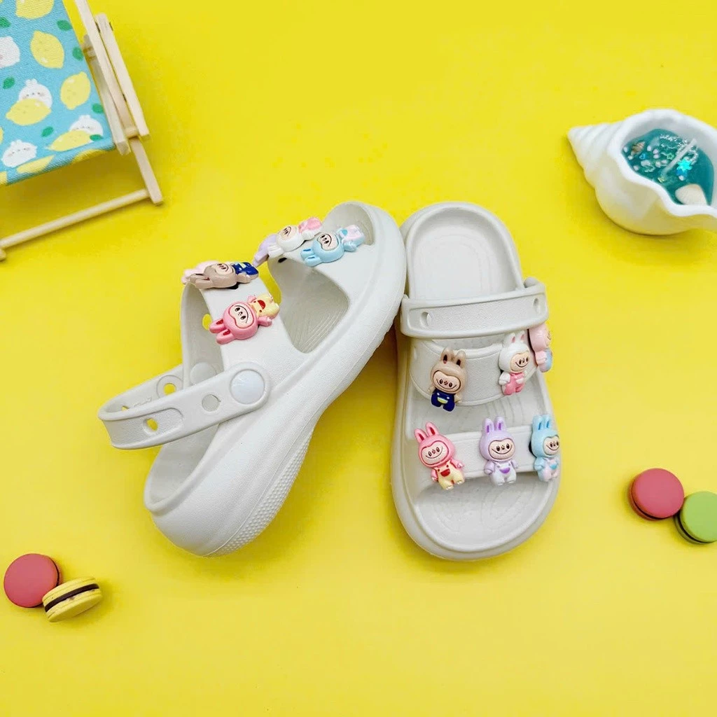Dép Labubu Sticker Siêu Nổi Bật Cho Bé Gái – Quai Hậu Điều Chỉnh Tiện Lợi, Mềm Êm, Đi Cực Thích, Size 2-9 Tuổi