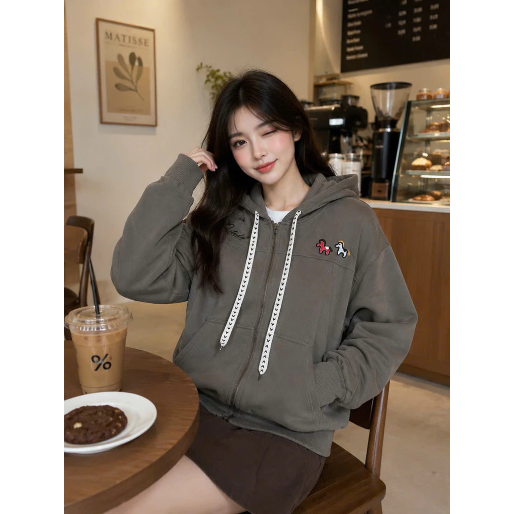 (HÀNG NEW) ÁO KHOÁC NỈ THÊU NỔI 3 CHÚ NGỰA NÓN TO, TAY XỎ NGÓN CHE NẮNG TỐT PHONG CÁCH TRẺ TRUNG  NY NA STORE