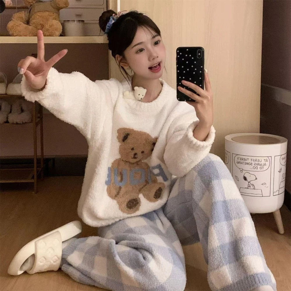 Bộ đồ ngủ flannel nữ mùa đông dài tay với họa tiết hoạt hình đáng yêu, phù hợp mặc nhà và giữ ấm ban đêm