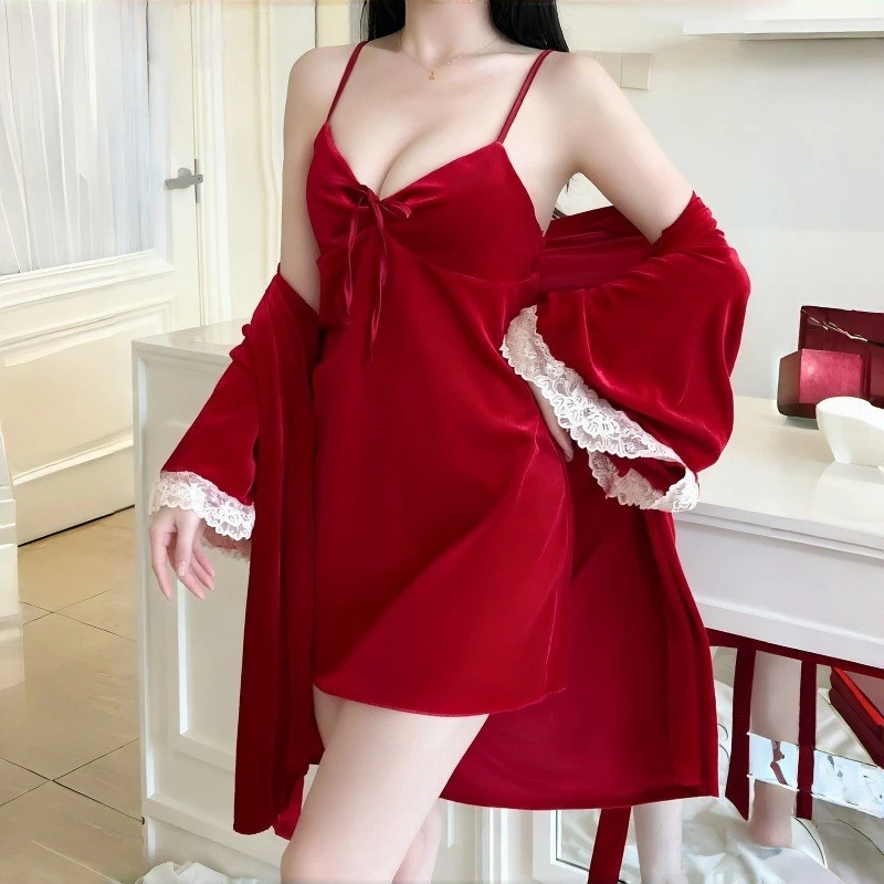Bộ đồ ngủ nhung deep V với miếng đệm ngực liền miếng và nơ buộc dây, vừa gợi cảm lại tiện lợi để mặc ở nhà hay ra ngoài
