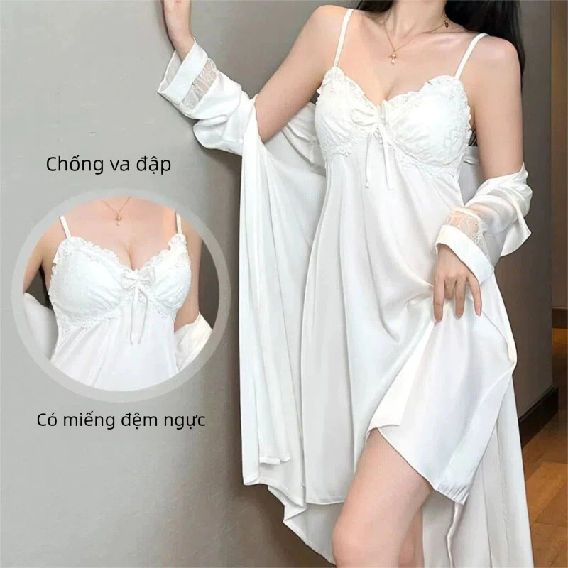 Bộ đồ ngủ Pure Desire cao cấp gồm váy ngủ Deep V có đệm ngực và áo choàng từ chất liệu lụa satin, mang đến vẻ đẹp sang trọng.