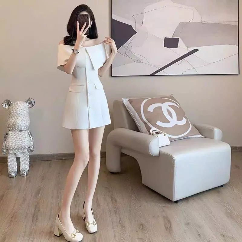 CS082 - VÁY TRẮNG THIẾT KẾ TRỄ VAI TÔN DÁNG SANG TRỌNG