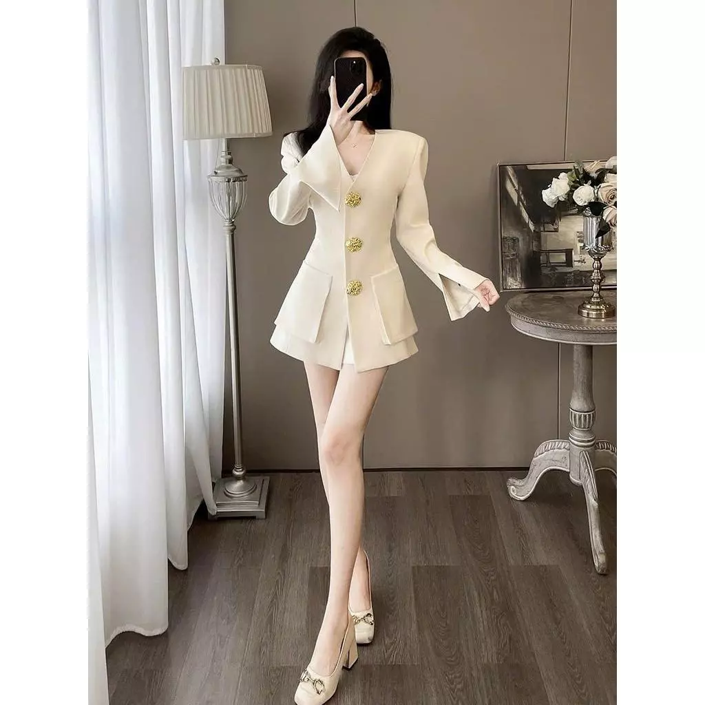 CS045 - ÁO THIẾT KẾ MÀU TRẮNG CHIẾT EO SIÊU TÔN DÁNG
