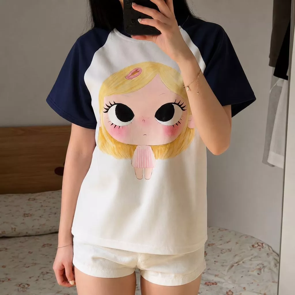 Áo Thun Form Fit Nữ Raglan Cộc Tay Phối Màu, Áo Phông Họa Tiết Cô Gái Tóc Vàng Phong Cách Y2K Cotton Thoáng Mát