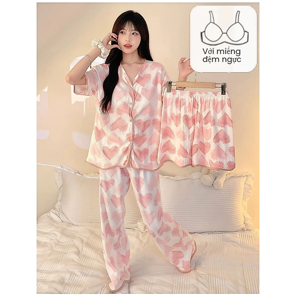 【Mã giảm giá-MI3PF738】Set đồ ngủ nữ 3 món tiện lợi, bao gồm áo khoác tay ngắn, áo có đệm ngực và quần. Thiết kế họa tiết hoạt hình đáng yêu, chất liệu co giãn mềm mại, form rộng rãi thoải mái, phù hợp làm đồ mặc nhà hàng ngày.
