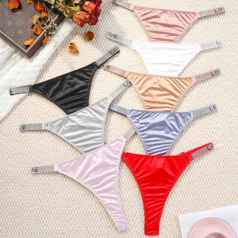 Quần lót nữ thể thao với họa tiết kim cương giả, màu sắc đơn giản