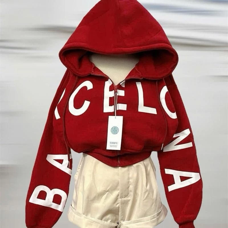 Áo khoác hoodie lửng dáng croptop có nón, in chữ nổi phong cách streetwear cá tính, tay xỏ ngón có túi trong