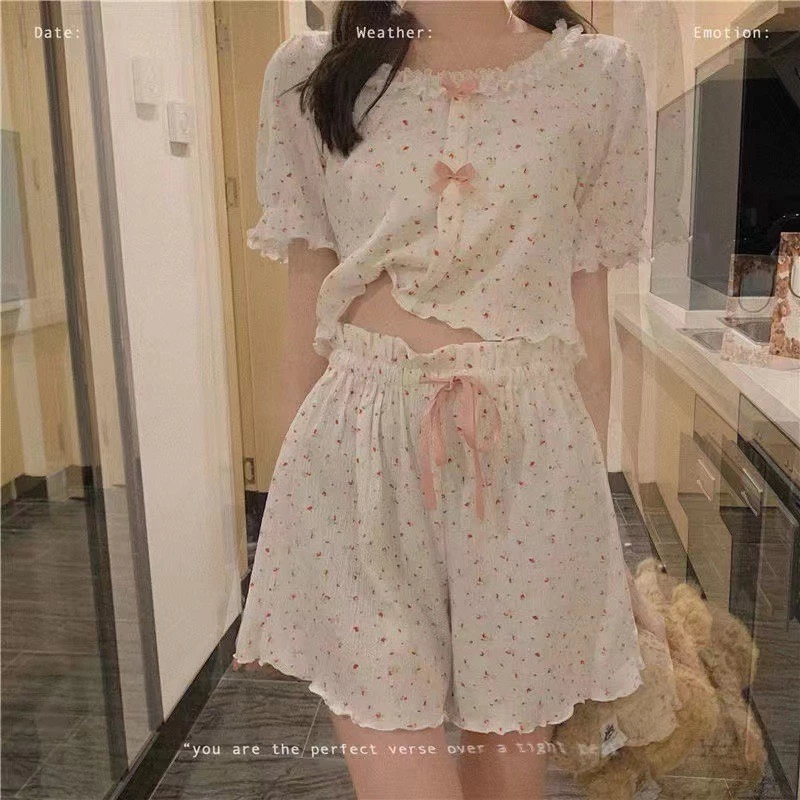【Họa tiết hoa nhỏ ngọt ngào】Bộ đồ ngủ mùa hè chất lụa băng mát mẻ chống ẩm nhanh khô, cổ bèo nhún đáng yêu + áo ngắn tay quần soọc, viền ren tinh tế – phong cách nữ sinh ngọt ngào xinh xắn