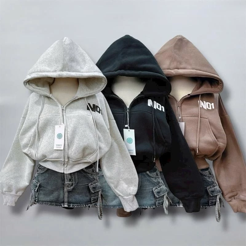 Áo khoác lửng chất thun nỉ dày mịn,nón rộng 2 lớp vải chính ,logo in nổi N01, bo gân  .có túi trong.form dưới 63kg.