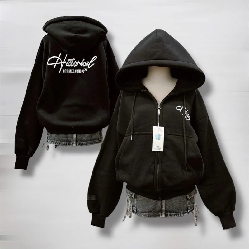 Áo hoodie nữ boxy lửng tay xỏ ngón, túi ẩn, thêu chữ độc đáo, họa tiết cá tính.