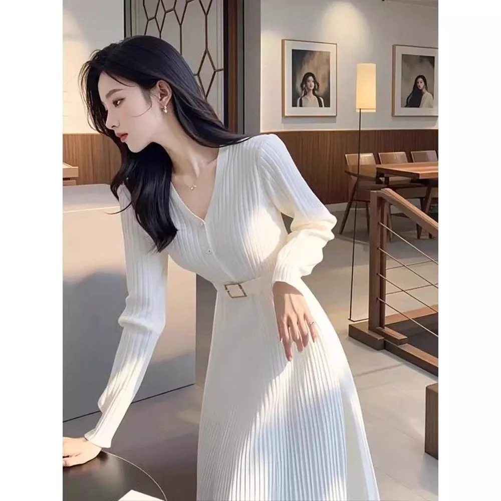 Váy cổ chữ v dệt kim mỏng màu trắng bán chạy 2026