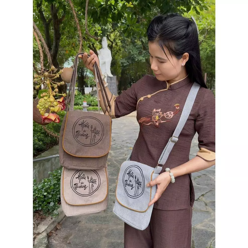 Túi đi chùa "Hiểu và thương" đựng áo tràng, có tăng giảm chiều dài dây đeo, kích thước 25x20x6cm Tuệ Khanh
