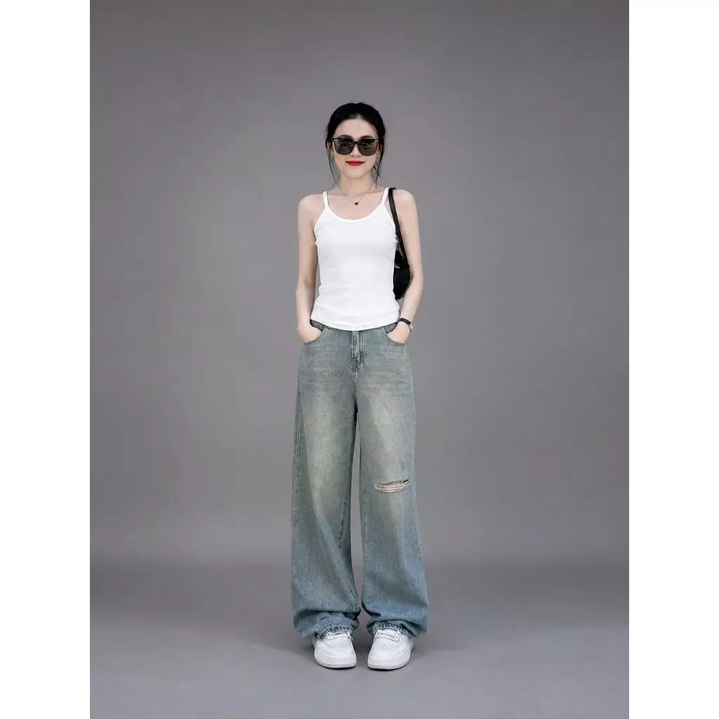 Quần jean ống rộng wash nữ form suông, thiết kế rách gối cá tính, chất denim mềm vừa, mặc thoải mái, dễ phối đồ
