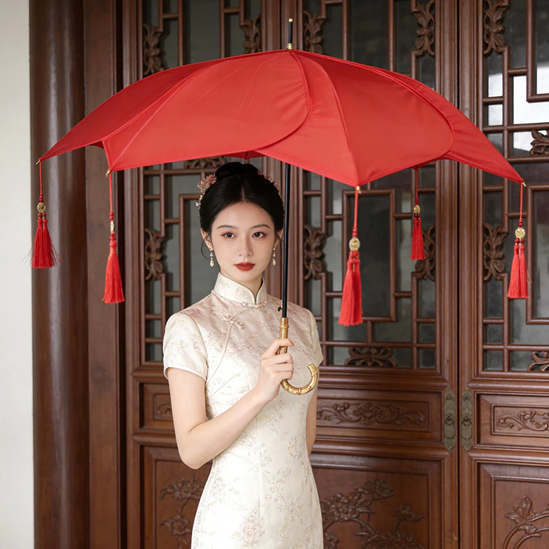 [Sản phẩm mới] Đám cưới Ô màu đỏ Cô dâu Đám cưới Đám cưới Màu đỏ Ô cưới Tay cầm bằng gỗ Cánh hoa Ô cưới Sử dụng cho đám cưới Ô tay cầm dài