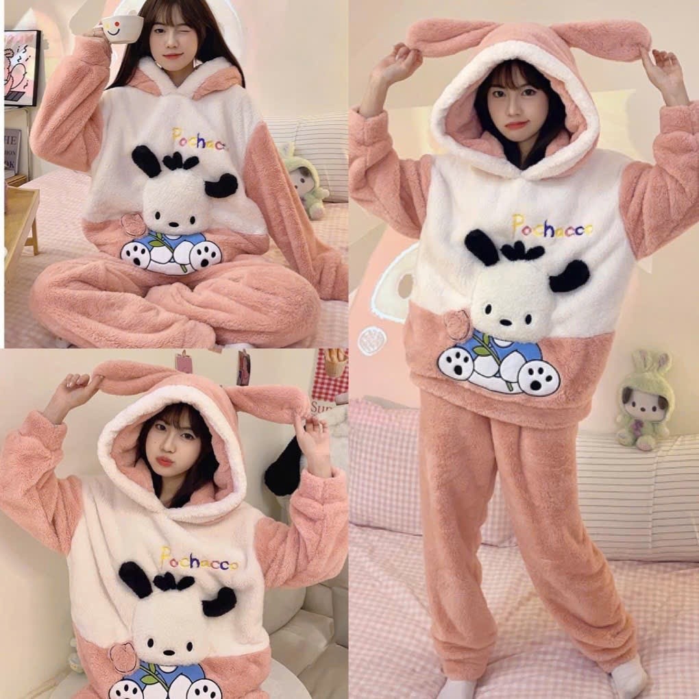 Bộ Ngủ Lông Cừu Thêu Chó Pochaco Hồng - Pijama Mũ Tai Thỏ Dài Ấm Mùa Đông Cute B72034