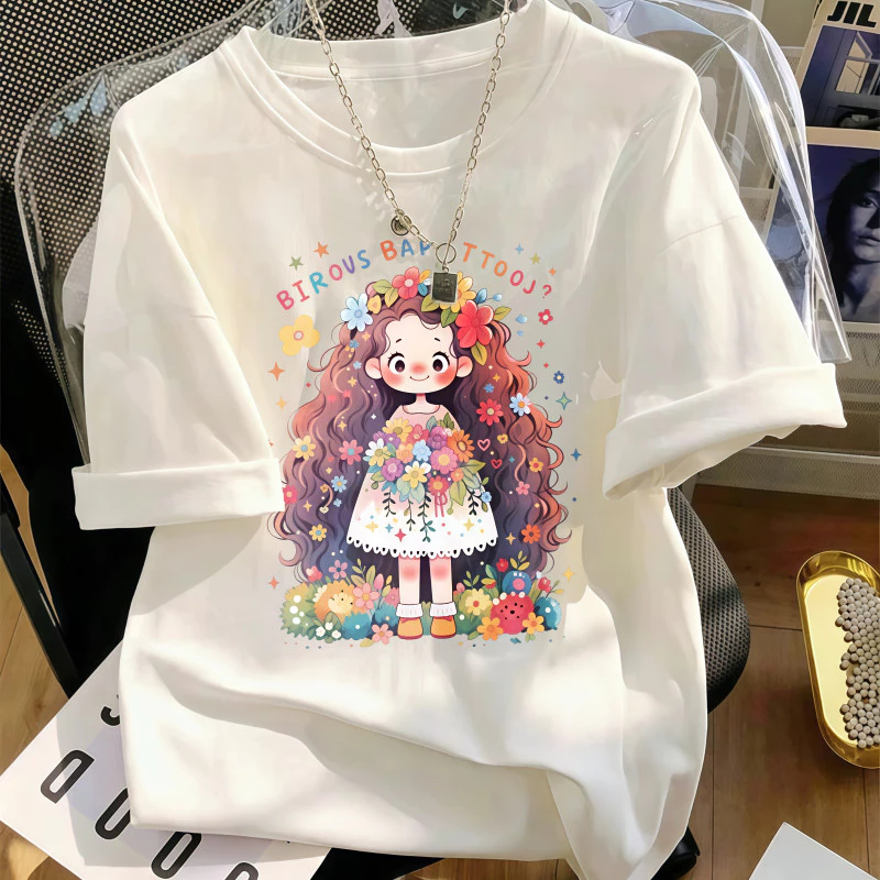 Áo thun nữ màu trắng in hình thiếu nữ anime, phong cách cổ tích, form rộng, chất cotton mềm mại.