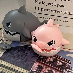 Móc khoá, móc cài balo túi xách cá mập cắn cáp co rút đáng yêu