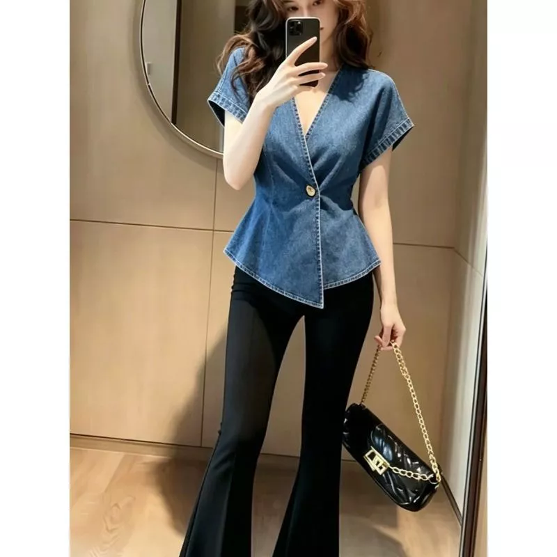 Giá đặc biệt < < Áo sơ mi ngắn tay Denim cổ chữ V Phiên bản eo hẹp thon gọn hơn trông may vá mùa hè