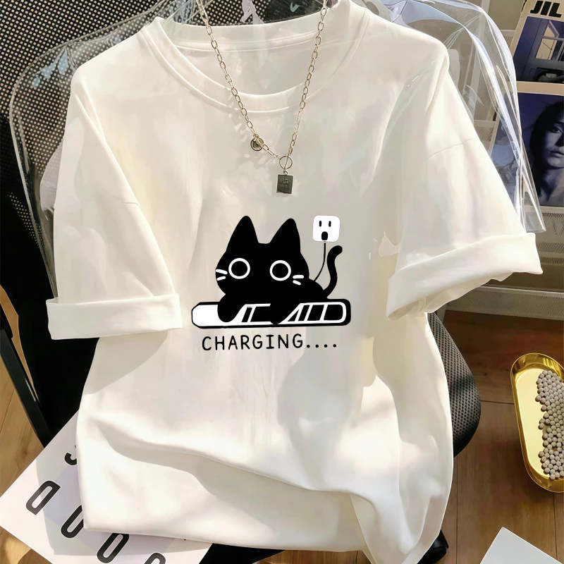 Áo phông nữ họa tiết mèo đen sạc pin phong cách hài hước dễ thương, cổ tròn dễ phối đồ mặc thoải mái mùa hè