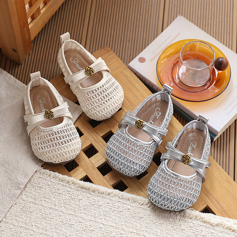 Giày Sandal Dệt Cho Bé Gái Mùa Hè 2026 Phong Cách Mới Trẻ Em Thoáng Khí Ngón Chân Rỗng Thoáng Khí Giày Đơn Đế Mềm Thời Trang