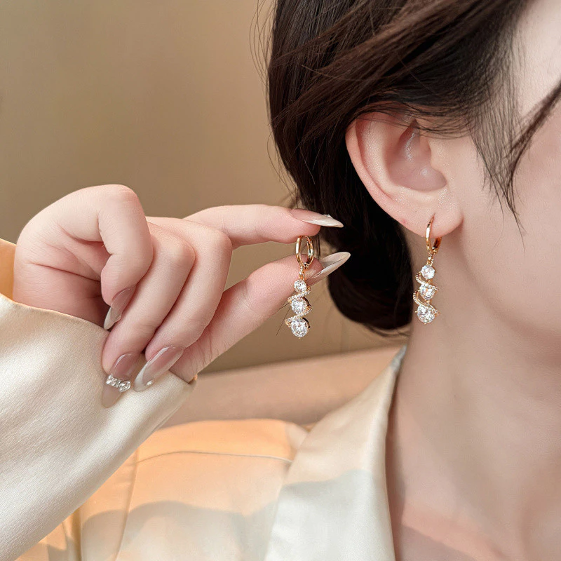 Bông tai mặt dây chuyền hình tròn kim cương Bông tai thiết kế thời trang đơn giản Bông tai sang trọng