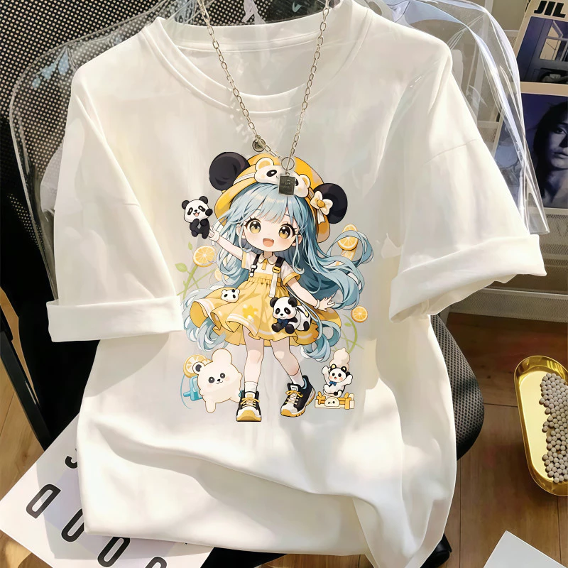 Áo thun nữ màu trắng in hình thiếu nữ năng động, phong cách anime, thiết kế đơn giản, dễ phối đồ mặc hàng ngày.