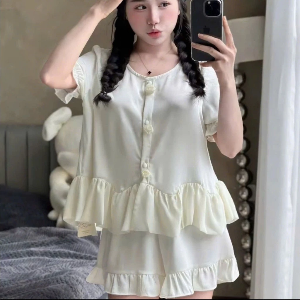 Pijama Cổ Tròn Nữ - Bộ Ngủ Lụa Cộc Tay Quần Đùi Phối Hoa Cúc Bọc Xinh Sắn Mùa Hè B83503