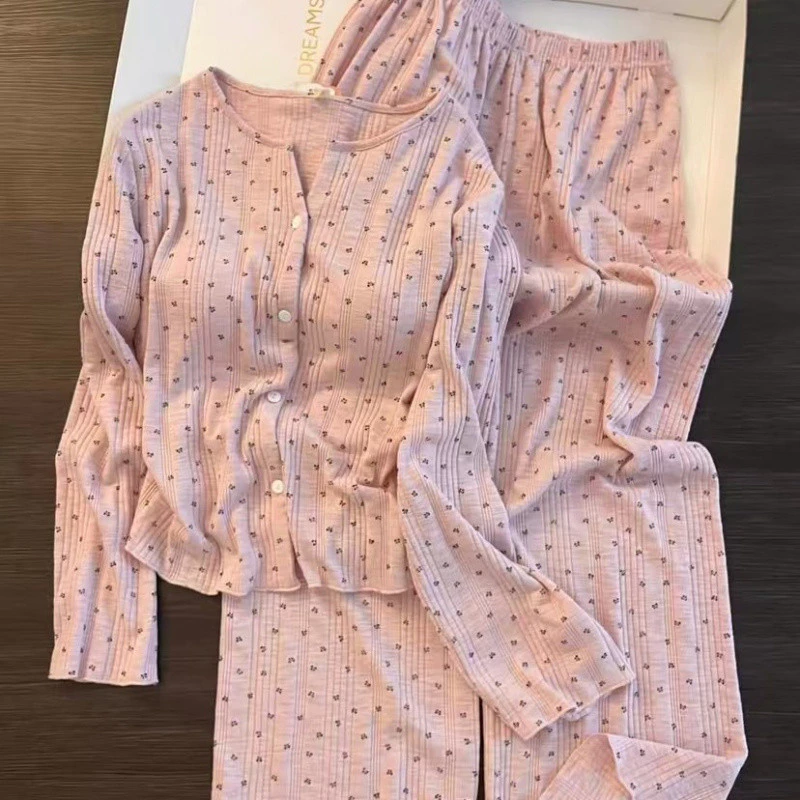 Bộ đồ ngủ nữ sợi cotton màu hồng dễ thương, gồm hai mảnh và có miếng đệm ngực