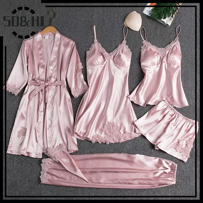 Bộ đồ ngủ nữ gồm 5 món với áo choàng lụa và ren satin, phù hợp để ở nhà vào mùa xuân
