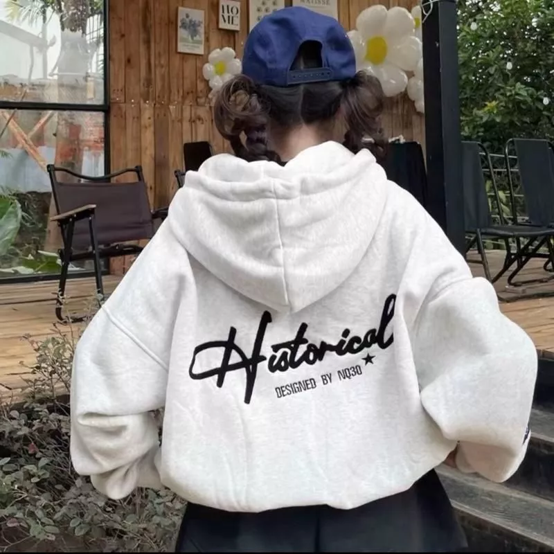 Áo hoodie nữ boxy lửng tay xỏ ngón, túi ẩn, thêu chữ độc đáo, họa tiết cá tính.