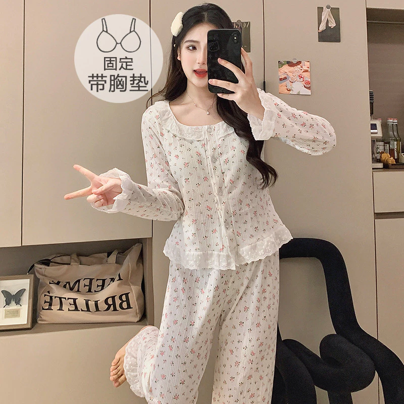 Bộ đồ ngủ nữ có đệm bằng cotton, thiết kế dài tay, phù hợp mặc ở nhà vào mùa xuân và thu.