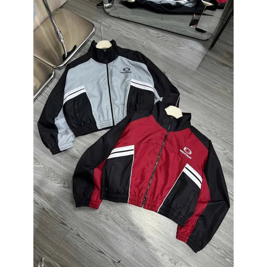 ÁO KHOÁC DÙ NỮ CROPTOP CỔ TRỤ HỌA TIẾT CHỮ MINIAPEBABY XSTT FASHION