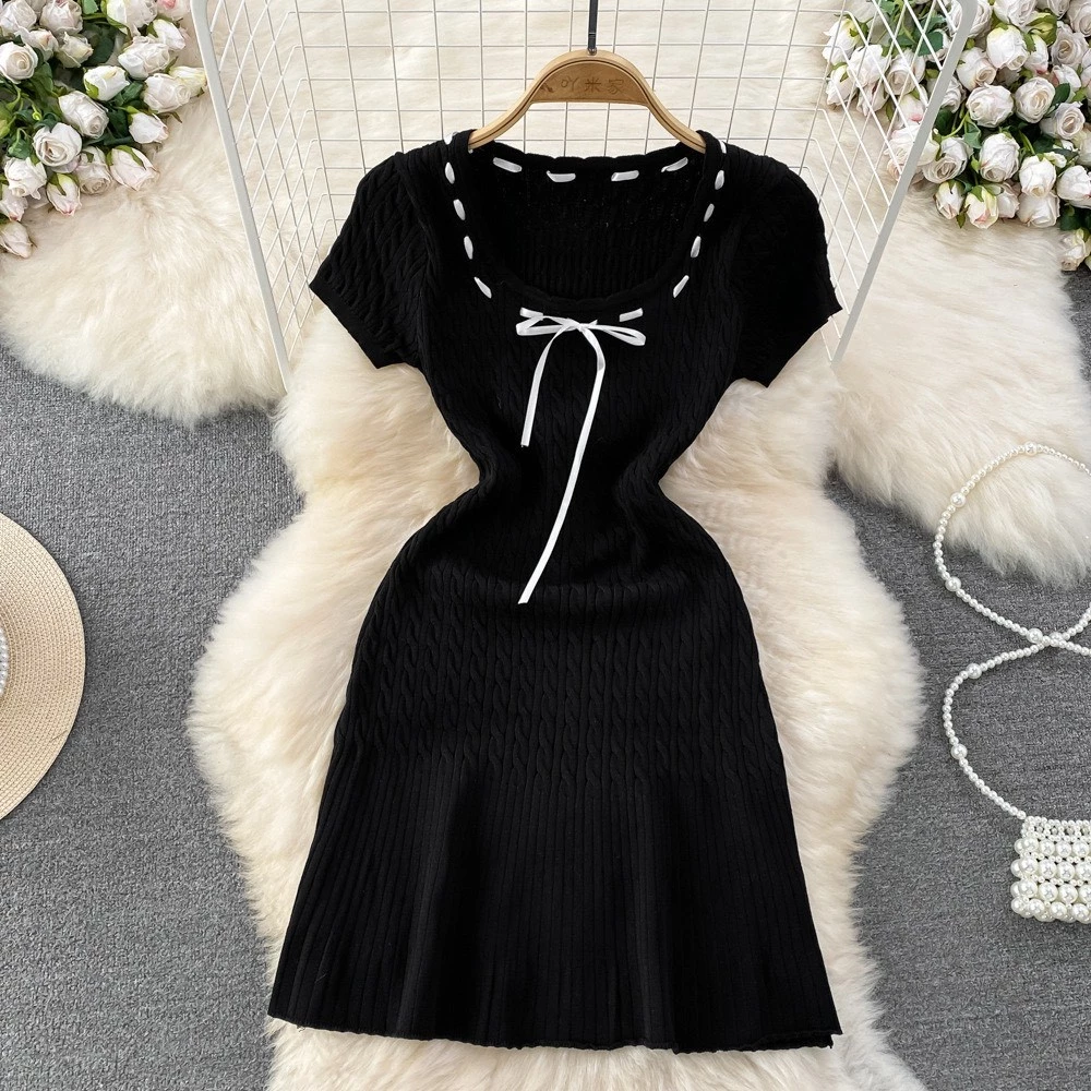 Váy Hàn Quốc retro, tay ngắn cổ tròn chiết eo thon, dệt kim đuôi cái ôm hông váy
