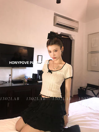 honypove Pháp Retro Mai Đen Edge Cổ Chữ U Nơ Áo Thun Nữ Dệt Kim Ngắn Mỏng Hơn Nhìn Top Mùa Hè