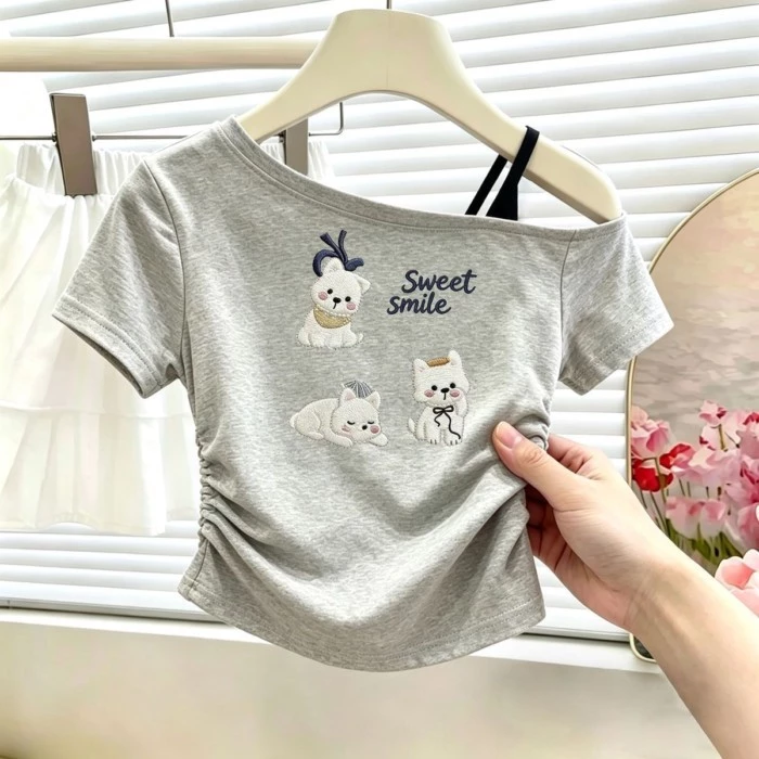 Áo thun ngắn tay lệch vai in hình hoạt hình phong cách đại học dành cho trẻ em trung niên trở lê