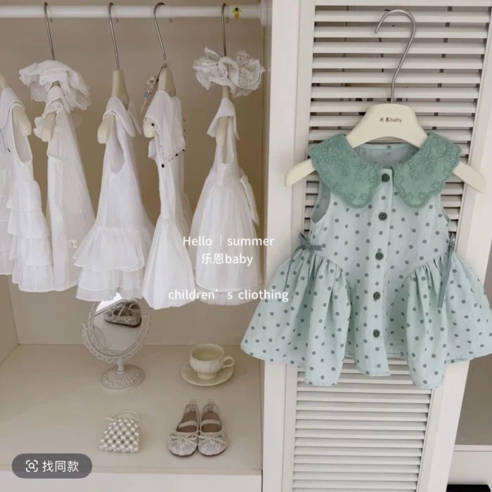 bé gái màu xanh lá cây chấm bi thêu cổ búp bê phong cách đi nghỉ sundress