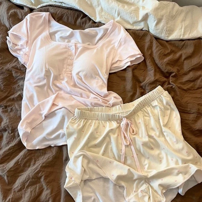 Bộ đồ ngủ ngắn tay màu hồng dịu dàng, quần short màu vàng kem, set đồ mặc nhà nữ