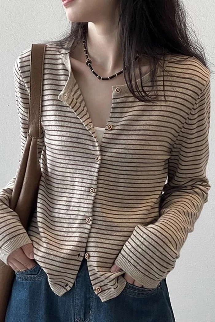 Áo khoác cardigan dệt kim sọc ngang dành cho nữ trong mùa xuân thu với áo len dài tay cổ tròn mỏng