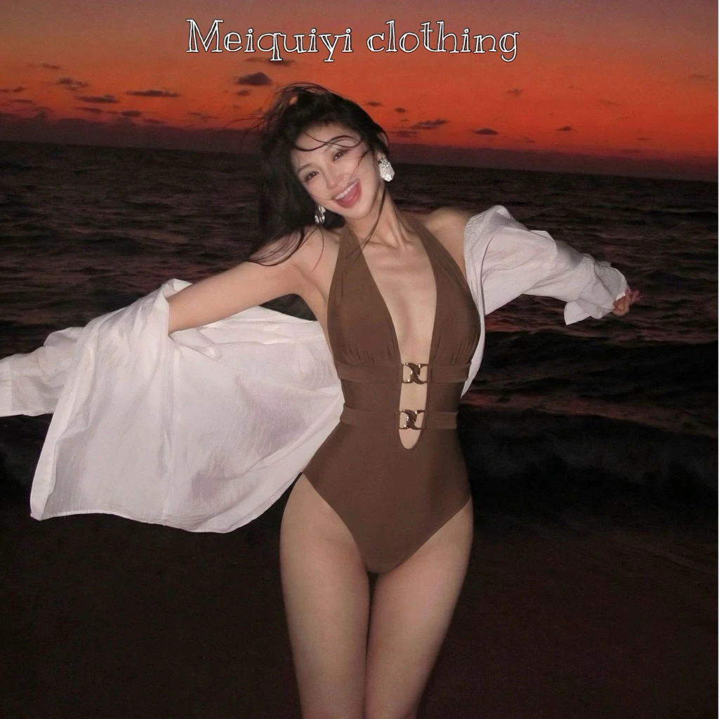 𝓜𝓮𝓲𝓺𝓾𝓲𝔂𝓲 🥝Bodysuit đi biển trơn xẻ ngực đính khuy vàng sang trọng