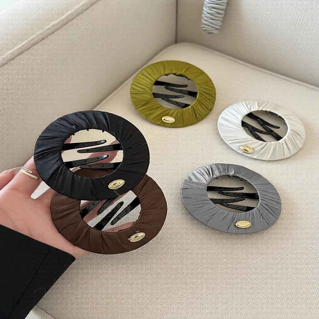 Kẹp tóc dẹt thanh lịch, tạo kiểu búi tóc chắc chắn không gây áp lực cho phụ nữ ở phần gáy