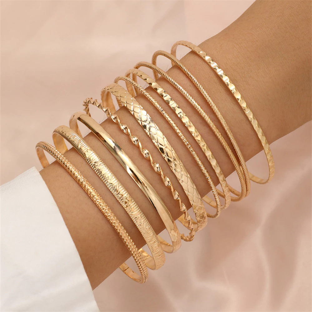 Bộ vòng kim loại đính kim cương kiểu dáng thanh lịch, 10 chiếc vòng tay uốn lượn độc đáo cho phụ nữ.