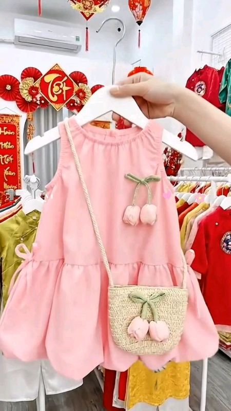 Váy hoa tulip kèm túi cho bé gái #vaychobe #VideohangThoiTrang #SandealcungKOL #ShopeeCreator #HangMoiVe #LuotVuiMuaLien
