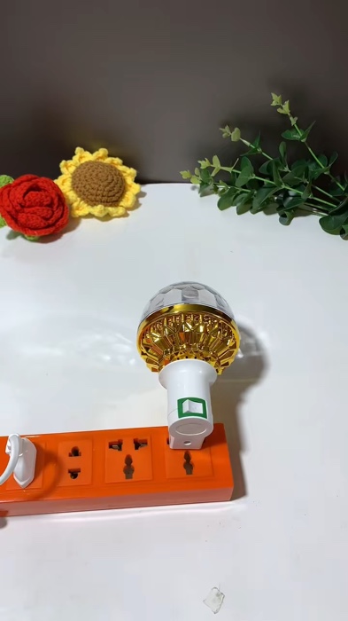 Đèn Led màu tự xoay 360 độ#HangMoiVe #LuotVuiMuaLien #ShopeeVideo #noidiatrung #hangtieudung #giadungthongminh #dogiadung